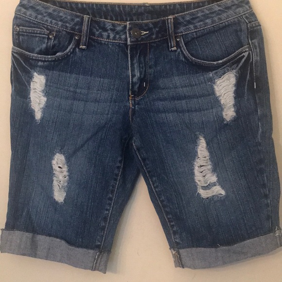 “725” Jean Shorts Distressed . - Picture 3 of 8